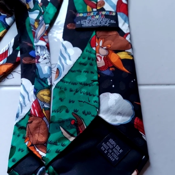 1995 Looney Tunes Sledding Skiing Silk Tie Looney Tunes Cartoon Necktie RARE - Picture 4 of 5